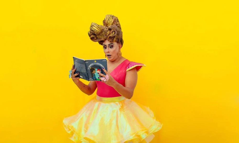 “Mamãe, tem uma drag queen contando histórias” leva mediação de leitura infantil para Casas de Cultura